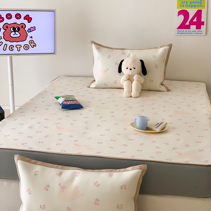 91家纺网 家纺一手货源 找家纺 昔可家纺 2024新款冰藤席床笠款--卡通系列 天鹅玫瑰