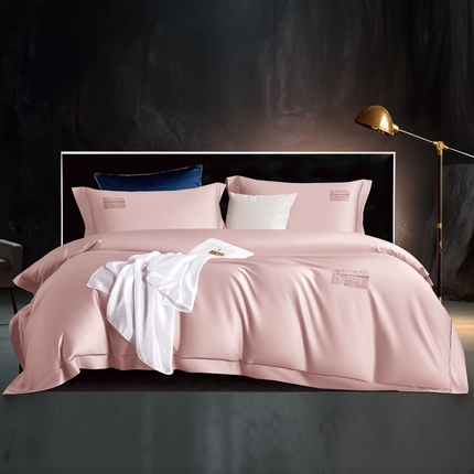 91家纺网 家纺一手货源 找家纺 玖玖爱家纺 2024新款100支新疆阿瓦提长绒棉极简宽边系列 趣味粉