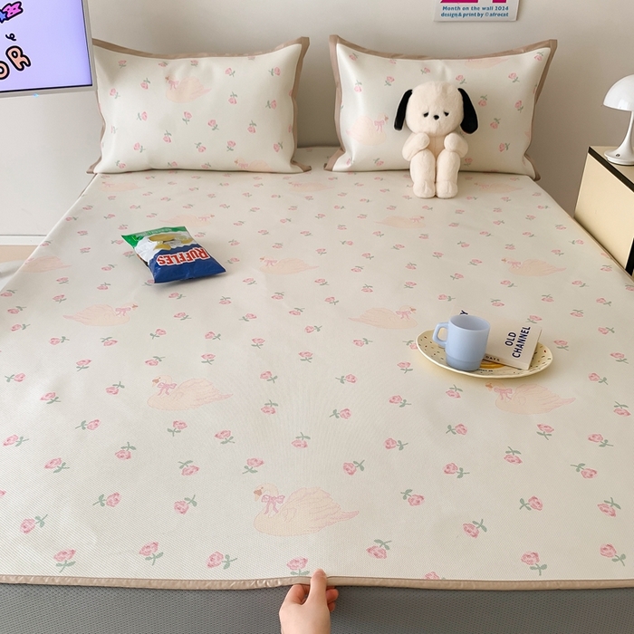 91家纺网 家纺一手货源 找家纺 昔可家纺 2024新款冰藤席床笠款--卡通系列 天鹅玫瑰