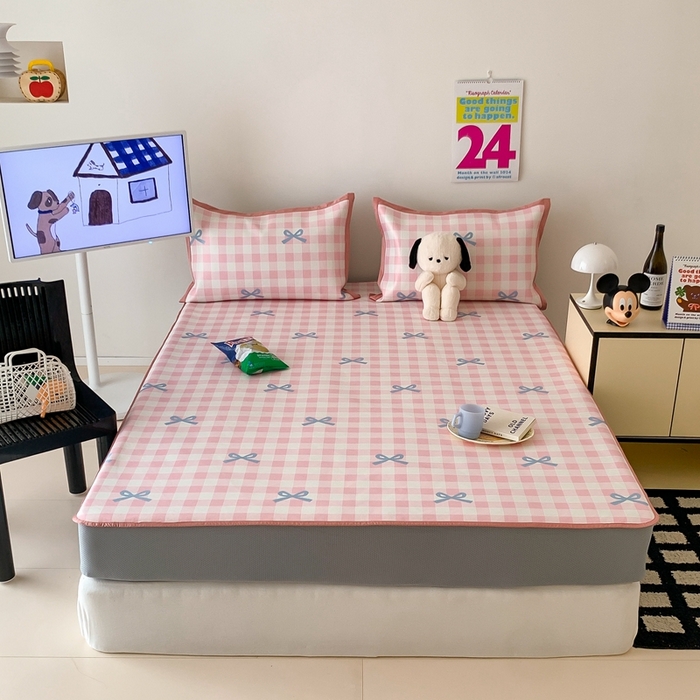 91家纺网 家纺一手货源 找家纺 昔可家纺 2024新款冰藤席床笠款--卡通系列 粉蓝格蝴蝶结