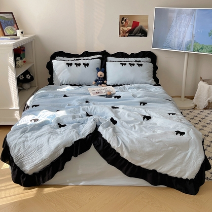 91家纺网 家纺一手货源 找家纺 花伞家居 2025新款毛巾绣加宽花边妮娜蝴蝶结夏被四件套 妮娜蝴蝶结-奶蓝