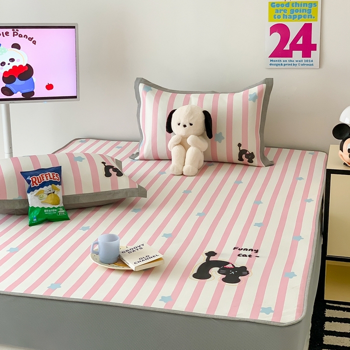 91家纺网 家纺一手货源 找家纺 昔可家纺 2024新款大版数码印花冰藤席床笠款 粉条黑猫