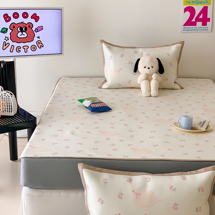 91家纺网 家纺一手货源 找家纺 昔可家纺 2024新款冰藤席床笠款--卡通系列 天鹅玫瑰