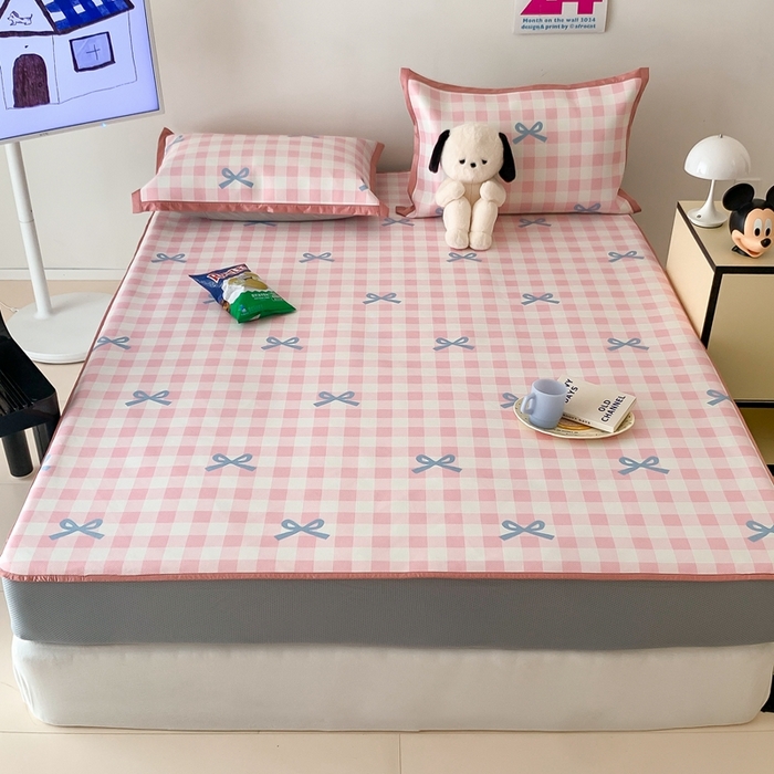 91家纺网 家纺一手货源 找家纺 昔可家纺 2024新款冰藤席床笠款--卡通系列 粉蓝格蝴蝶结