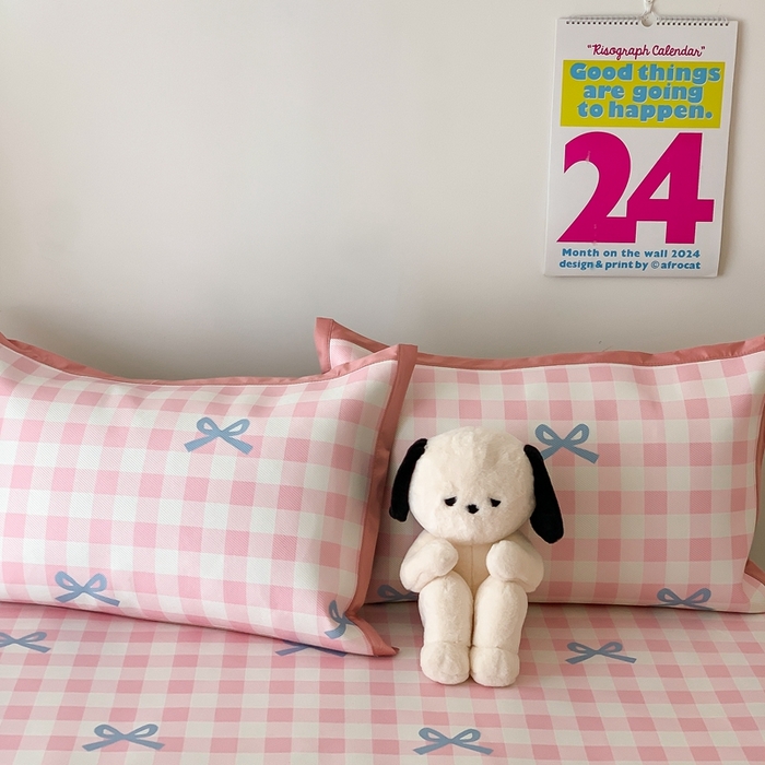 91家纺网 家纺一手货源 找家纺 昔可家纺 2024新款冰藤席床笠款--卡通系列 粉蓝格蝴蝶结