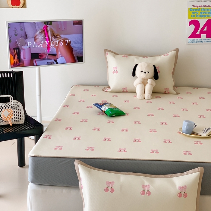 91家纺网 家纺一手货源 找家纺 昔可家纺 2024新款冰藤席床笠款--卡通系列 粉蝴蝶结樱桃