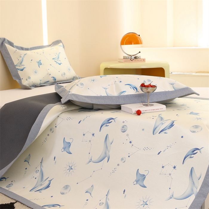 91家纺网 家纺一手货源 找家纺 JUICY 橘滋家纺 2024新款高级感卡通可爱数码印花冰丝席（场景二） 云鲸梦