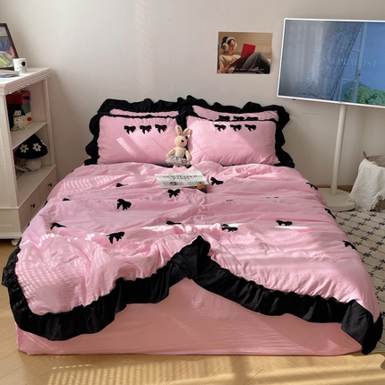 91家纺网 家纺一手货源 找家纺 花伞家居 2025新款毛巾绣加宽花边妮娜蝴蝶结夏被四件套 妮娜蝴蝶结-樱草粉