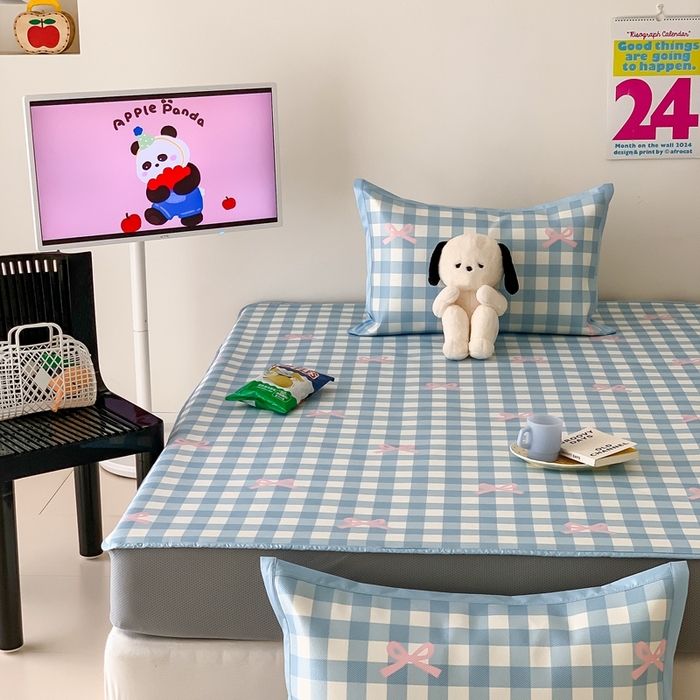 91家纺网 家纺一手货源 找家纺 昔可家纺 2024新款冰藤席床笠款--卡通系列 蓝格蝴蝶结