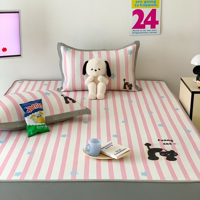 91家纺网 家纺一手货源 找家纺 昔可家纺 2024新款大版数码印花冰藤席床笠款 粉条黑猫