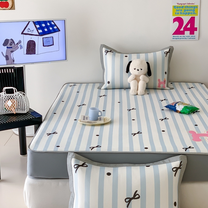 91家纺网 家纺一手货源 找家纺 昔可家纺 2024新款大版数码印花冰藤席床笠款 蝴蝶结狗狗