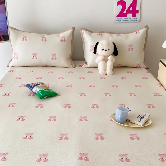 91家纺网 家纺一手货源 找家纺 昔可家纺 2024新款冰藤席床笠款--卡通系列 粉蝴蝶结樱桃