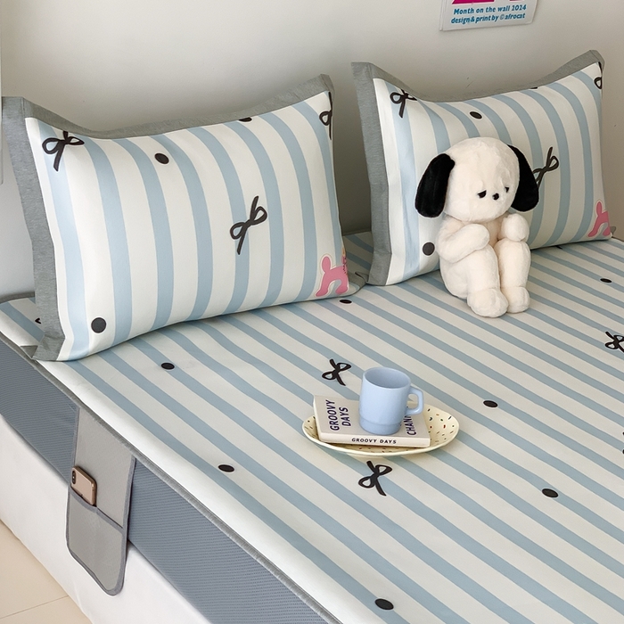 91家纺网 家纺一手货源 找家纺 昔可家纺 2024新款大版数码印花冰藤席床笠款 蝴蝶结狗狗