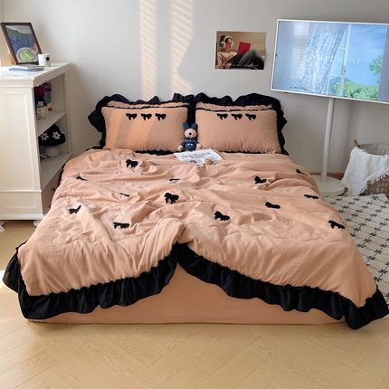 91家纺网 家纺一手货源 找家纺 花伞家居 2025新款毛巾绣加宽花边妮娜蝴蝶结夏被四件套 妮娜蝴蝶结-奶咖