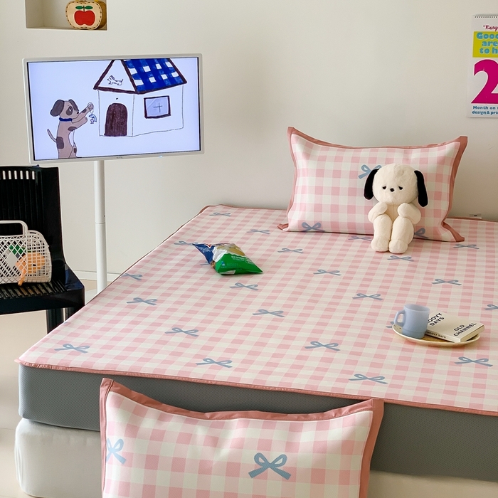 91家纺网 家纺一手货源 找家纺 昔可家纺 2024新款冰藤席床笠款--卡通系列 粉蓝格蝴蝶结