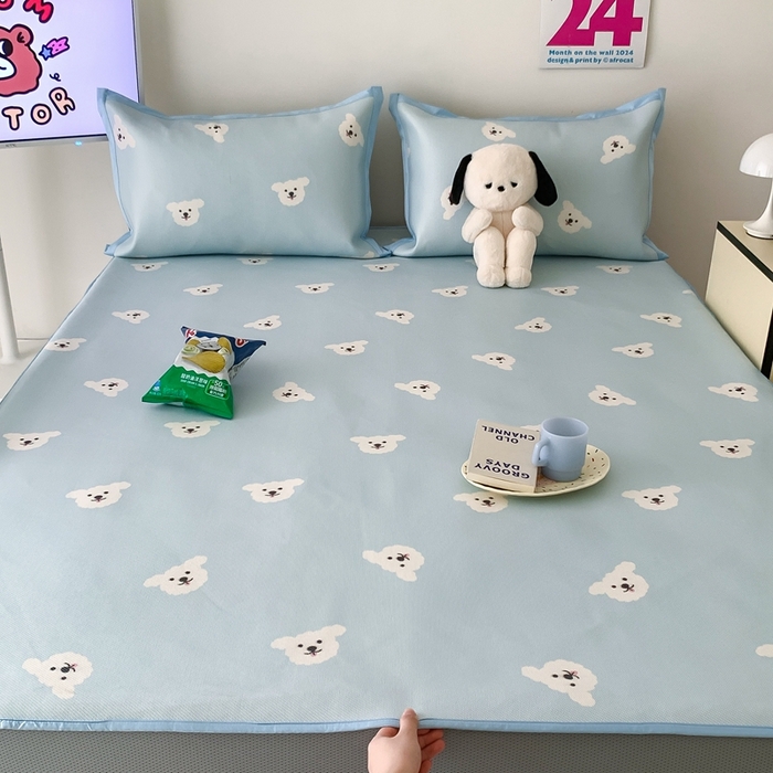 91家纺网 家纺一手货源 找家纺 昔可家纺 2024新款冰藤席床笠款--卡通系列 蓝底小白熊