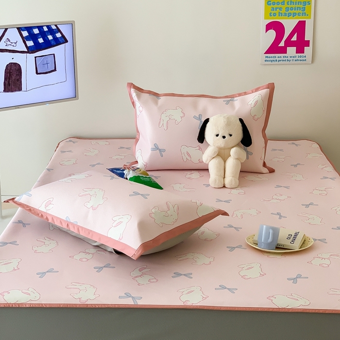 91家纺网 家纺一手货源 找家纺 昔可家纺 2024新款冰藤席床笠款--卡通系列 蝴蝶结小兔