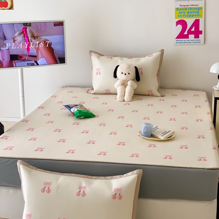 91家纺网 家纺一手货源 找家纺 昔可家纺 2024新款冰藤席床笠款--卡通系列 粉蝴蝶结樱桃