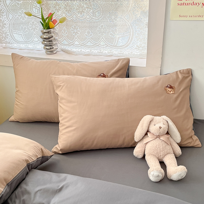 91家纺网 家纺一手货源 找家纺 琪格格纺织 2024新款纯棉卡通刺绣四件套 奶油熊-卡其配深灰