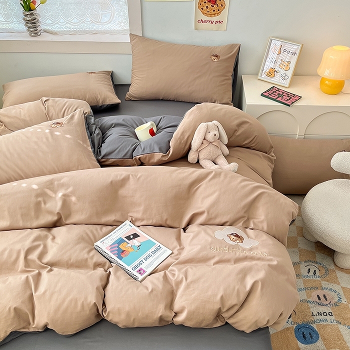 91家纺网 家纺一手货源 找家纺 琪格格纺织 2024新款纯棉卡通刺绣四件套 奶油熊-卡其配深灰