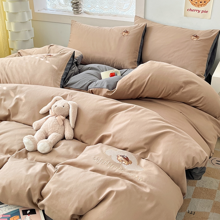 91家纺网 家纺一手货源 找家纺 琪格格纺织 2024新款纯棉卡通刺绣四件套 奶油熊-卡其配深灰