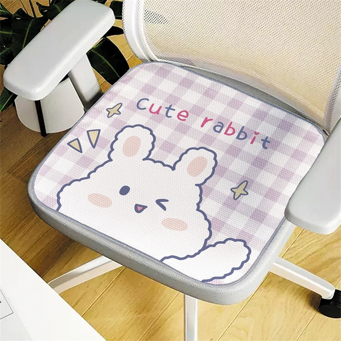 91家纺网 家纺一手货源 找家纺 芙宁娜 2023新款 四季款网格空气层复合布卡通学生福利坐垫 格子兔