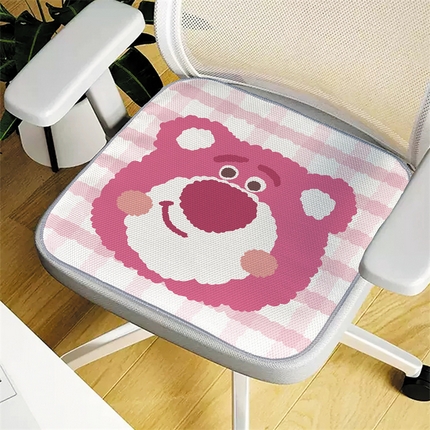 91家纺网 家纺一手货源 找家纺 （总）芙宁娜 2024新款 四季款网格空气层复合布卡通学生福利坐垫