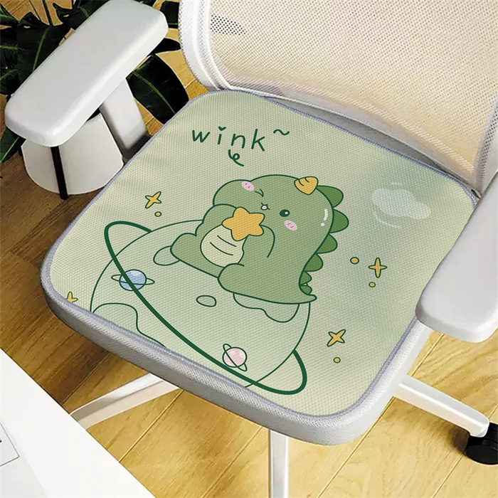 91家纺网 家纺一手货源 找家纺 芙宁娜 2023新款 四季款网格空气层复合布卡通学生福利坐垫 恐龙星星