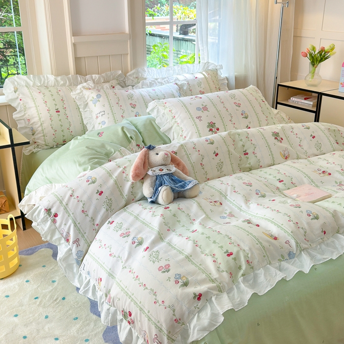 91家纺网 家纺一手货源 找家纺 清雅福 2024新款喷气全棉13372韩版花边款四件套 草莓兔花边款