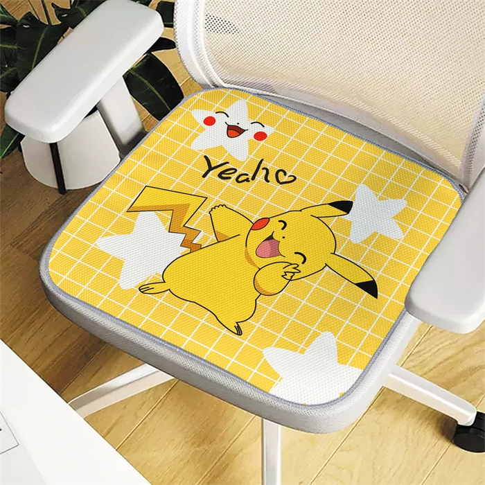 91家纺网 家纺一手货源 找家纺 芙宁娜 2023新款 四季款网格空气层复合布卡通学生福利坐垫 微笑皮卡