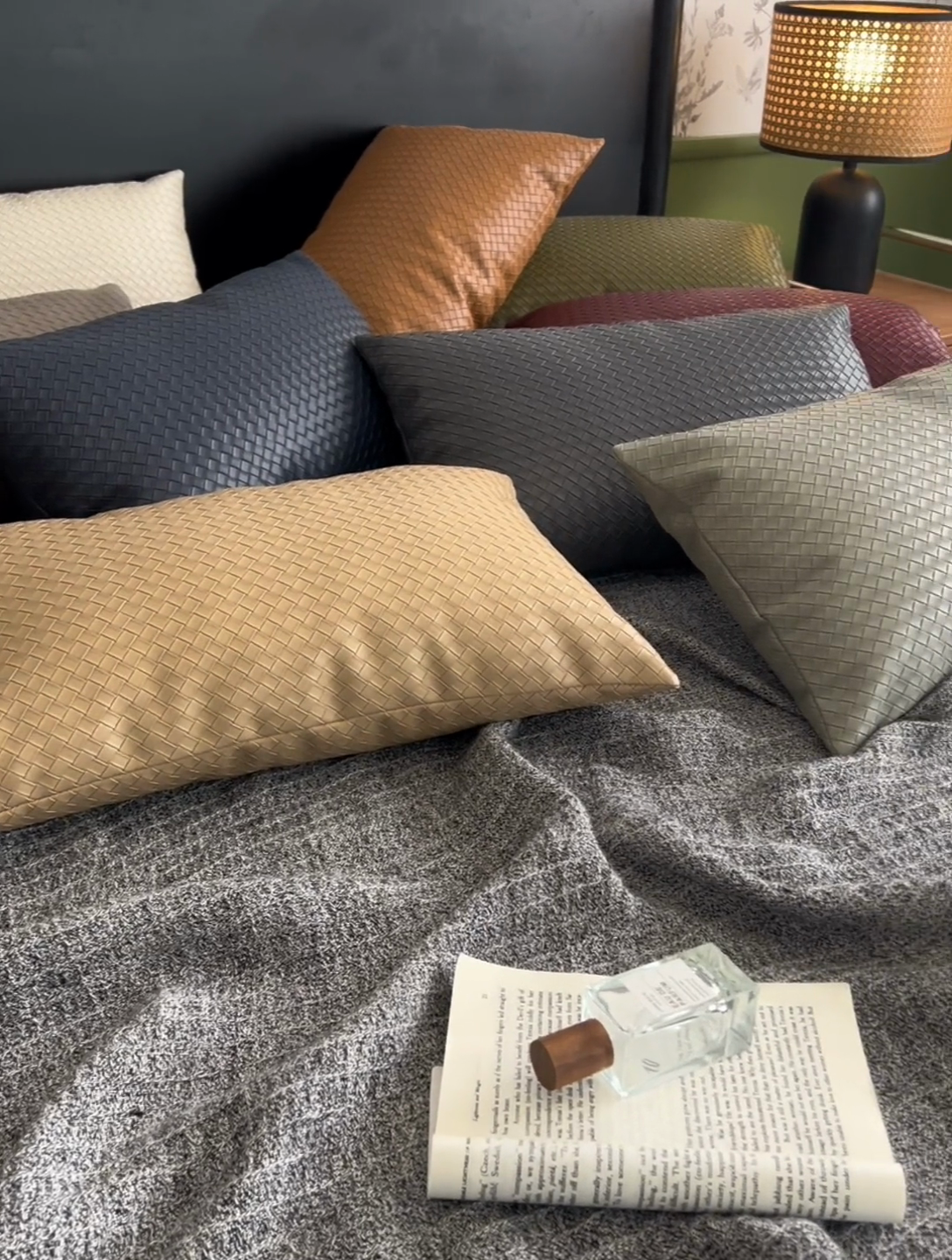 91家纺网 家纺一手货源 找家纺 （总）安莱生活 2024首款编制纹理皮革多功能家用简约创意皮枕