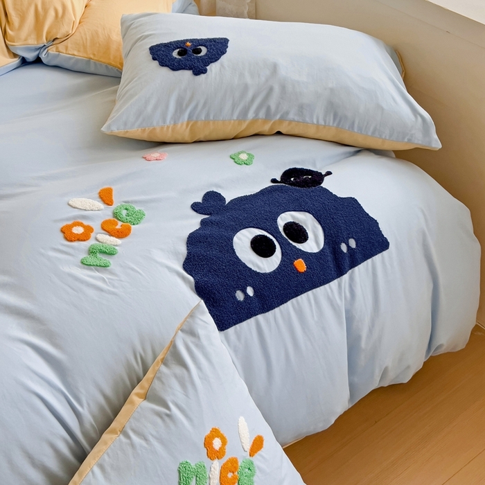 91家纺网 家纺一手货源 找家纺 艾橙家纺 2024新款超柔云朵棉毛巾绣四件套 可爱煤球（蓝）