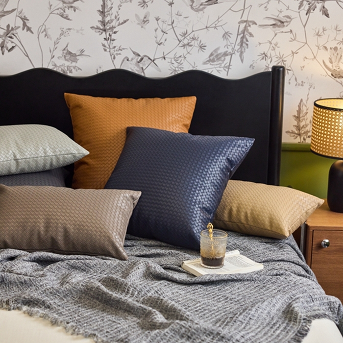 91家纺网 家纺一手货源 找家纺 安莱生活 2024首款编制纹理皮革多功能家用简约创意皮枕 方枕 水泥灰