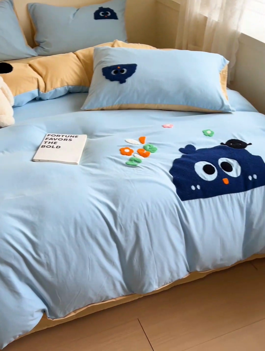 91家纺网 家纺一手货源 找家纺 艾橙家纺 2024新款超柔云朵棉毛巾绣四件套 可爱煤球（蓝）