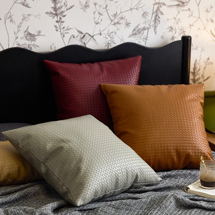 91家纺网 家纺一手货源 找家纺 安莱生活 2024首款编制纹理皮革多功能家用简约创意皮枕 方枕 枣红