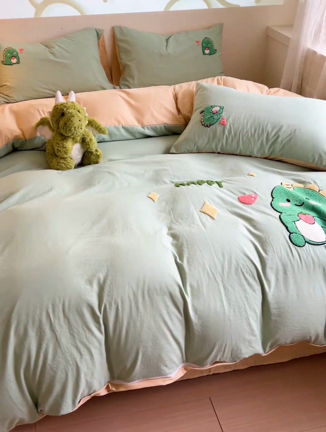 91家纺网 家纺一手货源 找家纺 艾橙家纺 2024新款超柔云朵棉毛巾绣四件套 可爱恐龙