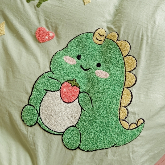 91家纺网 家纺一手货源 找家纺 艾橙家纺 2024新款超柔云朵棉毛巾绣四件套 可爱恐龙