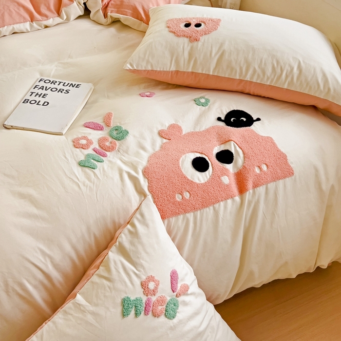 91家纺网 家纺一手货源 找家纺 艾橙家纺 2024新款超柔云朵棉毛巾绣四件套 可爱煤球（粉）