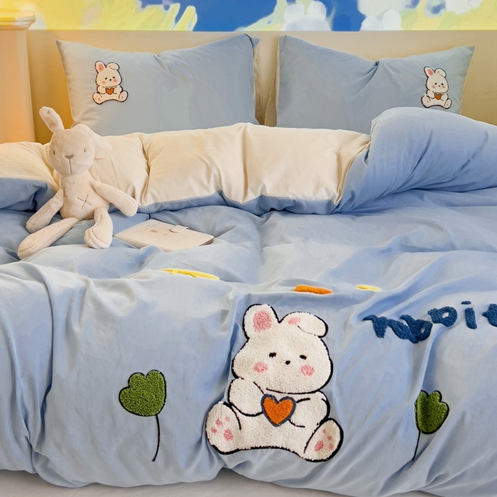 91家纺网 家纺一手货源 找家纺 艾橙家纺 2024新款超柔云朵棉毛巾绣四件套 菲菲兔