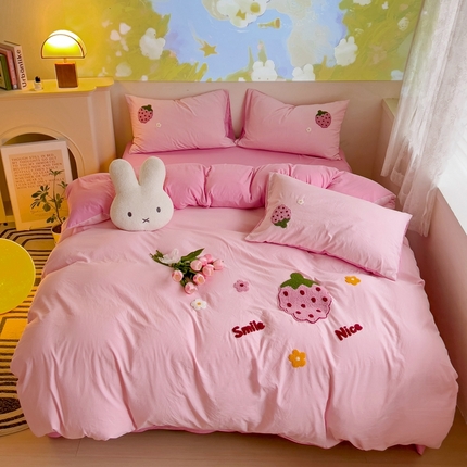 艾橙家纺 2024新款超柔云朵棉毛巾绣四件套 甜甜草莓