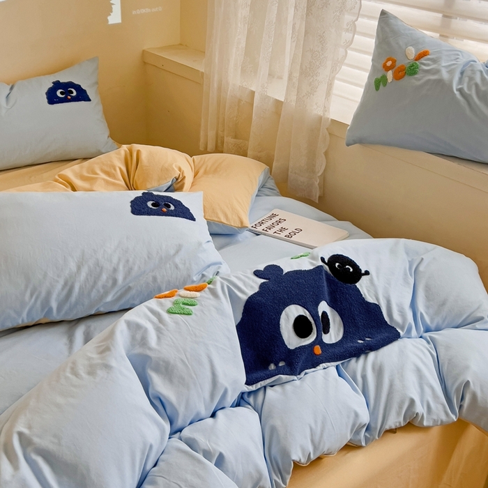 91家纺网 家纺一手货源 找家纺 艾橙家纺 2024新款超柔云朵棉毛巾绣四件套 可爱煤球（蓝）