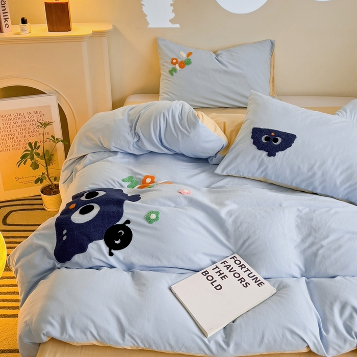 91家纺网 家纺一手货源 找家纺 艾橙家纺 2024新款超柔云朵棉毛巾绣四件套 可爱煤球（蓝）