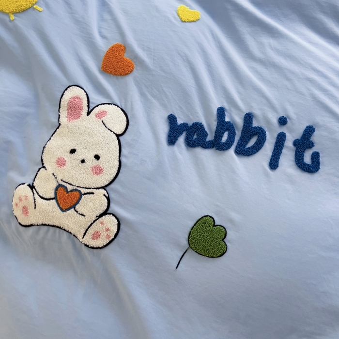 91家纺网 家纺一手货源 找家纺 艾橙家纺 2024新款超柔云朵棉毛巾绣四件套 菲菲兔