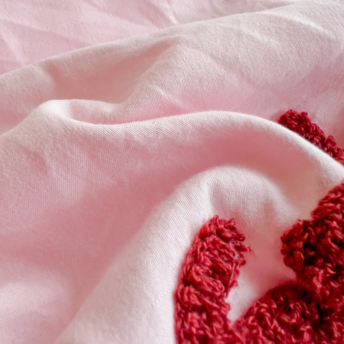 91家纺网 家纺一手货源 找家纺 艾橙家纺 2024新款超柔云朵棉毛巾绣四件套 甜甜草莓