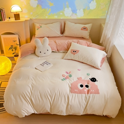 艾橙家纺 2024新款超柔云朵棉毛巾绣四件套 可爱煤球（粉）