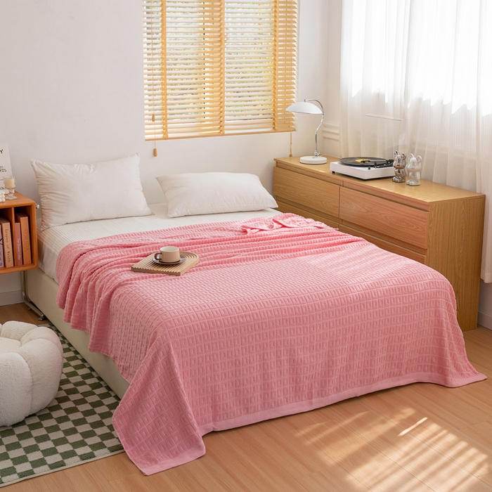 91家纺网 家纺一手货源 找家纺 乐家毛巾被（工厂自产自销） 2024新款简约方块格毛圈 粉色