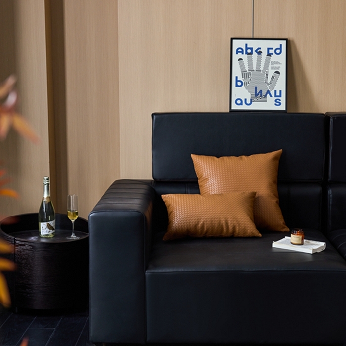 91家纺网 家纺一手货源 找家纺 安莱生活 2024首款编制纹理皮革多功能家用简约创意皮枕 方枕 橘棕色