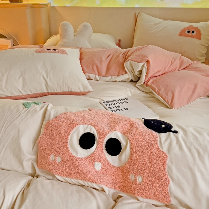 91家纺网 家纺一手货源 找家纺 艾橙家纺 2024新款超柔云朵棉毛巾绣四件套 可爱煤球（粉）