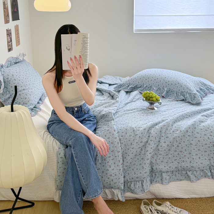 91家纺网 家纺一手货源 找家纺 玛奇朵 2024新款韩式荷叶边全棉双层皱皱纱夏被三件套 蓝栩