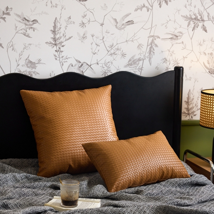 91家纺网 家纺一手货源 找家纺 安莱生活 2024首款编制纹理皮革多功能家用简约创意皮枕 方枕 橘棕色
